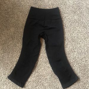 Lululemon Charcoal HighWaisted 19” Leggings Size 4
